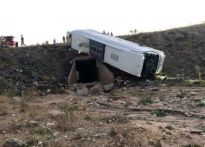 Erzurum’da feci kaza! Devrilen yolcu otobüsünde can pazarı